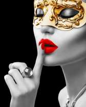 Загадочная девушка в золотой маске