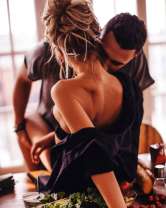 Поцелуй влюбленных на кухонном столе