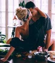 Страстная пара на кухне