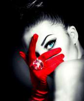 Девушка с голубыми глазами в красных перчатках