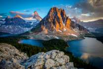 Живописный вид на горы, лес и озера