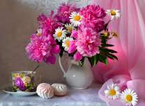 Букет пионов с ромашками и чай