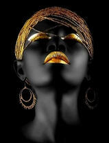 Чернокожая девушка с золотистыми украшениями