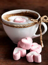 Какао и зефирки сердечком