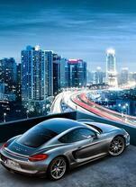 Крутой автомобиль на фоне мегаполиса