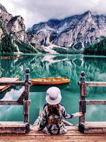 Девушка на берегу живописного горного озера