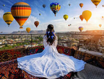 Девушка в белом платье и парад воздушных шаров