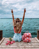 Счастливая девушка на причале у моря