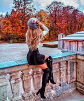 Девушка в шляпке на фоне осеннего парка