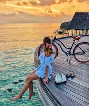 Девушка в летнем платье у моря