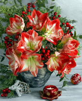 Свечка у красного букета