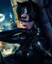 Женщина-кошка в ночном городе