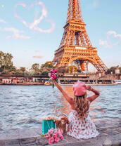 Девушка в берете на набережной Сены