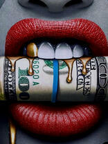 Губы девушки с деньгами