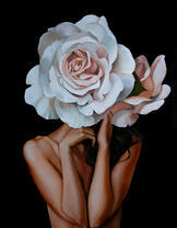 Роза на лице девушки