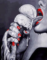 Девушка с рожком мороженого