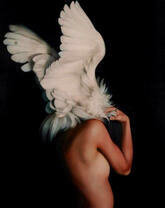 Девушка с белыми крыльями в волосах