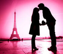 Милый поцелуй возле Эйфелевой башни