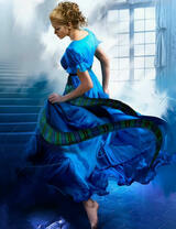 Девушка в синем платье