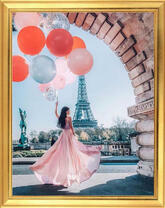 Парижанка гуляет с шариками под аркой