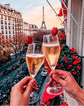 Шампанское с клубникой в Париже