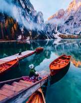 Живописное озеро в снежных горах