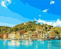 Морской город на горе в зеленом лесу