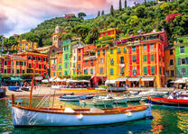 Лодочки и яркие фасады морского города