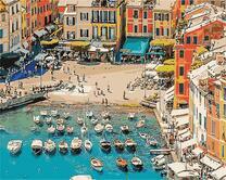 Вид сверху на набережную у города