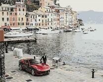 Мужчина у спортивного авто на набережной