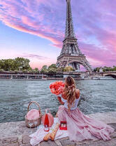 Девушка у реки на фоне Эйфелевой башни