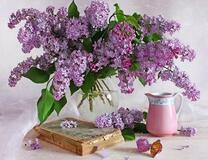 Ваза с сиренью, старая книга и кувшинчик