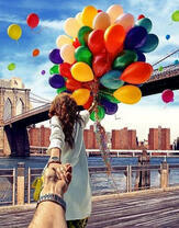 Девушка с шариками под Бруклинским мостом
