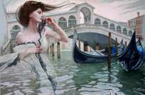 Женщина в платье на фоне моста в Венеции