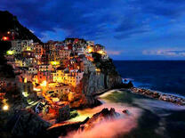 Ночной город у моря