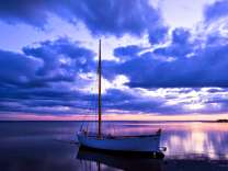 Яхта со спущенными парусами