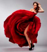 Девушка в платье с большим цветком розы