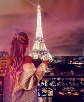 Девушка на фоне огней Эйфелевой башни