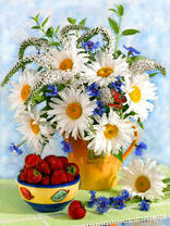 Букет на столе с ромашками и клубникой