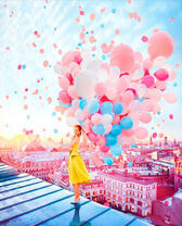 Девушка с большой охапкой воздушных шаров