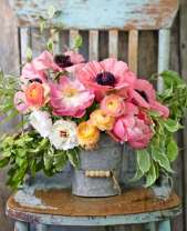 Пионы, маки и розы в ведре