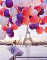 Париж и девушка с яркими воздушными шарами