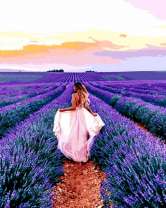 Невеста в платье на лавандовом поле