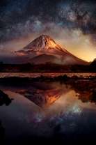 Отражение вулкана в водах озера