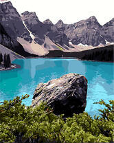 Голубое озеро в скалистой долине