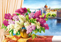 Букет сирени у окна на фоне собора