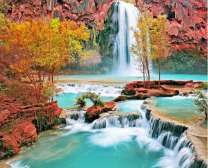 Осенний водопад на красных скалах