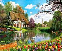 Яркие тюльпаны у озера в деревне