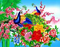 Огромные павлины среди ярких цветов