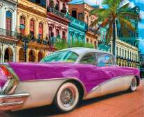 Старинный автомобиль на улице южного города